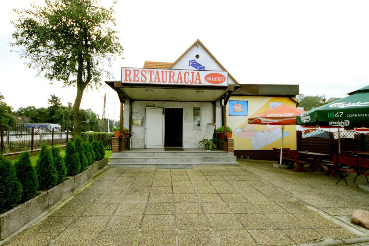Restaurant & Hostel "Broadway" Kliniska Exterior foto